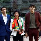 Los directores y actores Javier Ambrossi y Javier Calvo junta la portavoz del Gobierno y ministra de Educaci&oacute;n, Isabel Cela&aacute;.