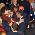 Los 'Javis' junto a Pedro S&aacute;nchez. Tambi&eacute;n el ministro de Cultura, Jos&eacute; Guirao, y la administradora &uacute;nica de RTVE, Rosa Mar&iacute;a Mateo.