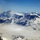 Si bien la larguísima Cordillera de los Andes, que se extiende a lo largo de todo América del Sur, recorre siete países (Venezuela, Colombia, Ecuador, Perú, Bolivia, Chile y Argentina) sólo ejerce de frontera natural entre los dos últimos,...