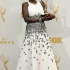 La actriz de Cómo defender a un asesino, con un vestido blanco con hojas negras creado por el diseñador Carmen Marc Valvo.