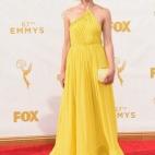 La actriz de Orange is the new black con vestido amarillo al cuello de Stella McCartney.