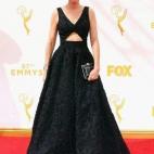 La actriz de The Good Wife, con vestido negro con corte central diseñado por Michael Kors.