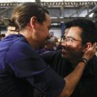 El secretario general de Podemos, Pablo Iglesias (i), saluda al primer teniente alcalde del Ayuntamiento de Barcelona, ​​Gerardo Pisarello (d), en super legada al mitin final de campaña de las elecciones del 27S que se celebra en Barcelona...