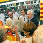 El vicesecretario de Autonomías y Ayuntamientos del PP, Javier Arenas, el de Organización y Electoral, Fernando Martínez-Maíllo, y el número uno de la candidatura del PPC por Tarragona, Alejandro Fernández, charlan con unos vecinos durante...