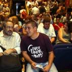 El candidato a la presidencia de la Generalitat por la CUP, Antonio Baños (i), conversa con el diputado autonómico de esta formación Quim Arrufat (d) al inicio del acto político que se celebra en Cornellà de Llobregat (Barcelona), de cara a...