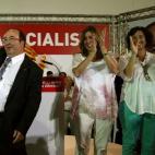El candidato del PSC a la presidencia de la Generalitat en las elecciones del 27S, Miquel Iceta (i), junto a la presidenta de la Junta de Andalucía, Susana Díaz (c), saluda al final del mitin que han protagonizado este viernes en Mataró en ap...