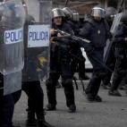 Polic&iacute;as cargan con armas de bolas de goma.