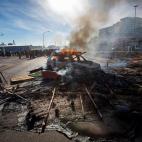 Un vehículo arde en mitad de las protestas