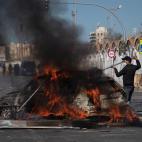 Más imágenes de la quema de vehículos
