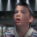 Vern es el gordito del grupo, un chico t&iacute;mido del que incluso su amigo Teddy se cachondea a veces. Su hermano tambi&eacute;n forma parte de la banda de matones que persigue a sus amigos, y espi&aacute;ndole es como se entera de que van tr...