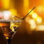 La próxima vez que tengas un encontronazo con alguien que haya bebido, comprueba con qué mano está sujetando el whisky: las probabilidades dicen que será la izquierda. Durante años, el mito mantiene que los zurdos son más propensos al alco...