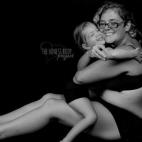 La hipotonía hace que se canse más rápido cuando corre y juega con otros niños, aunque nunca deja que eso la detenga. Puedo verla esforzarse por encima del límite que pueden resistir sus músculos, pero nunca cede, nunca para. Eso le provoc...