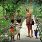 Eso es lo que más le gusta de viajar, mucho más que la adrenalina o el hecho de ver increíbles paisajes. Y es posible que teniendo menos se sea mucho más feliz. Lee la inspiradora entrevista de Claudia Rodríguez al completo o conócela a tr...