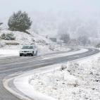 Nieve en la A-226 en el termino de Corbal&aacute;n, Teruel