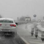 Imagen de una carretera nevada en el puerto de Piqueras, en Soria