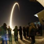 En esta foto, tomada con un objetivo ojo de pez y con un tiempo de exposición largo, se aprecia cómo unos espectadores observan el despegue del cohete Soyuz-FG con la nave Soyuz TMA-03M, donde va una nueva tripulación hacia la Estación Espac...