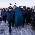 El astronauta Satoshi Furukawa sonríe mientras le llevan en una silla hacia la carpa médica minutos después de haber aterrizado en una zona remota de Kazajistán. Noviembre de 2011.