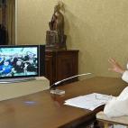 El papa Benedicto XVI saluda a los 12 astronautas a bordo de la Estación Espacial Internacional. Mayo de 2011.