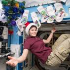 Así celebra la Navidad en la Estación Espacial Internacional la ingeniera de vuelo Samantha Cristoforetti, de la Agencia Espacial Europea. Diciembre de 2015.