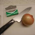 Método: come chicle mientras cortas la cebolla (en mi caso, he escogido chicles de sabor hierbabuena). Resultado: este método no fue útil en absoluto. Incluso me resultó extrañamente difícil concentrarme en masticar el chicle y cortar la...