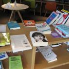 Quien desee dedicar un rato a la lectura puede acudir a los sillones de la pequeña biblioteca, en la que se pueden encontrar desde libros de programación, glosarios de nombres de bebés o incluso la biografía de Steve Jobs, cofundador de Apple.