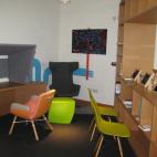 En la biblioteca también hay iPads y equipos de música de libre uso.