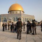 La polic&iacute;a antidisturbios israel&iacute; se posiciona junto a la C&uacute;pula de la Roca.