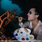 Ganadora de la categoría de Fotografía conceptual: "Francesco, el modelo, es instructor de apnea... Pensé que [la gran esponja Axinella] era el escenario natural ideal para hacer una fotografía que tenía en mente. La sesión de fotos duró ...