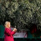 Jill Biden toma una ramita del &aacute;rbol oficial de la Casa Blanca.