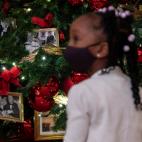 Una ni&ntilde;a de un colegio de Waldorf, Maryland, conociendo la decoraci&oacute;n.