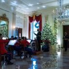 La banda de los marines, acompa&ntilde;ando la visita de la prensa a la nueva decoraci&oacute;n.