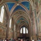 Cuando se acabó de construir el esqueleto de esta basílica, entre 1272 y 1280, comenzó a pintarse el interior con frescos sobre la historia de María, del Apocalipsis y de los Apóstoles. Los encargos de parte de esta decoración fueron Cimab...