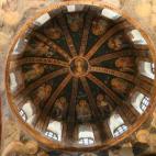 Lala, viajera de minube, explica así cómo es este templo: "La iglesia está compuesta por varias capillas adosadas que le dan un aspecto de forma irregular, apreciándose mejor por su parte trasera. Pero lo más destacable se encuentra en el i...