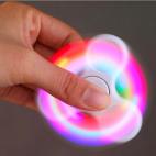 Blanco y, al girar, brillante y multicolor.