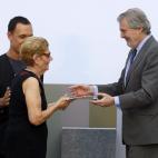 El Ministro de Educaci&oacute;n, I&ntilde;igo M&eacute;ndez de Vigo, entrega a la madre del dise&ntilde;ador David Delf&iacute;n y a su socio, Gorka Postigo, el Premio Nacional de Dise&ntilde;o de Moda a t&iacute;tulo p&oacute;stumo, otorgado a ...