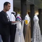 Gorka Postigo, socio de David Delf&iacute;n durante su intervenci&oacute;n en la entrega del Premio Nacional de Dise&ntilde;o de Moda a t&iacute;tulo p&oacute;stumo.
