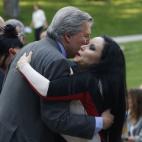 El ministro de Educaci&oacute;n, &Iacute;&ntilde;igo M&eacute;ndez de Vigo saluda a la cantante Olvido Gara 'Alaska', durante la entrega del Premio Nacional de Dise&ntilde;o de Moda a t&iacute;tulo p&oacute;stumo, otorgado a David Delf&iacute;n.