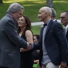 El ministro de Educaci&oacute;n, &Iacute;&ntilde;igo M&eacute;ndez de Vigo saludao al presidente de la Asociaci&oacute;n de Creadores de moda de Espa&ntilde;a y dise&ntilde;ador, Modesto Lomba, durante la entrega del Premio Nacional de Dise&ntil...