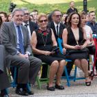 El ministro M&eacute;ndez de Vigo con Mar&iacute;a Gonz&aacute;lez, madre de Delf&iacute;n, en el Museo del Traje.
