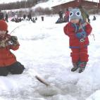 La pesca en hielo es una actividad tan antigua como hacer fuego, pero como todo lo viejo, ha vuelto a ponerse de moda. Hacer el agujero en la nieve ya es todo un logro, pescar algo, toda una hazaña. Si se consigue, seguramente será el pescado ...