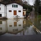 Vista de la calle Okendotegi de San Sebastián, donde el río Urumea se ha desbordado.