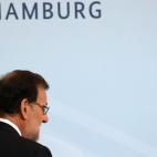 El presidente del Gobierno español, Mariano Rajoy, se dirige hacia la escalinata para posar en la foto de familia.