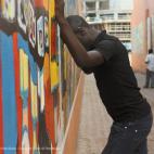 Centro de Yaundé, Camerún. Mayo 2013. Un joven en su barrio, donde ha sido frecuentemente golpeado y humillado. También fue expulsado de su hogar. Motivo: su orientación sexual e identidad de género.