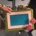 Con un bolso de mano en forma de piscina con árboles y césped alrededor.