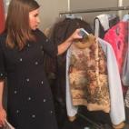 Pazos con un jersey bordado a punto de cruz y puesto del revés.