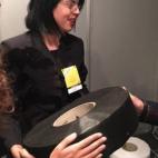 Ela con un rollo de velcro negro (y otro más, de color blanco, en el suelo).