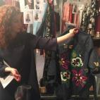 La diseñadora con una chaqueta vaquera con bordados, su prenda más compleja de esta colección.