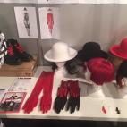 Guantes de látex, gorros como los de los judíos de Nueva York (parte de su inspiración) y pelucas.