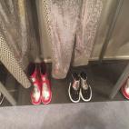 Sus pantalones de lentejuelas junto a su colección de calzado.