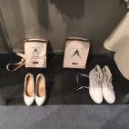 Zapatos y bolsos de su colección.